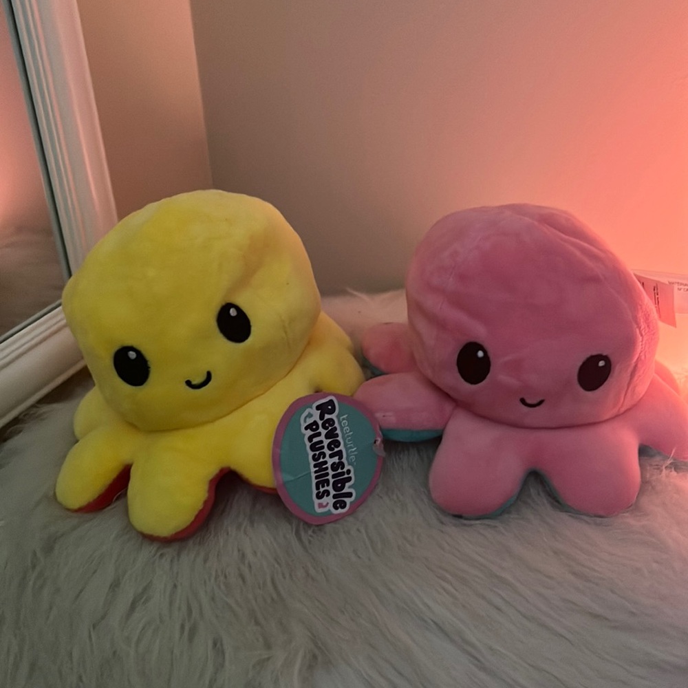 2 reversible plushies